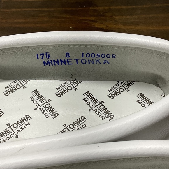 Lot Bundle Two Pair Women’s Minnetonka Beaded Fringe Moccasin Loafers Tan White - Picture 9 of 11